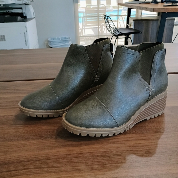 Stylish Brownish/Green Heeled Ankle Boots - Picture 1 of 6